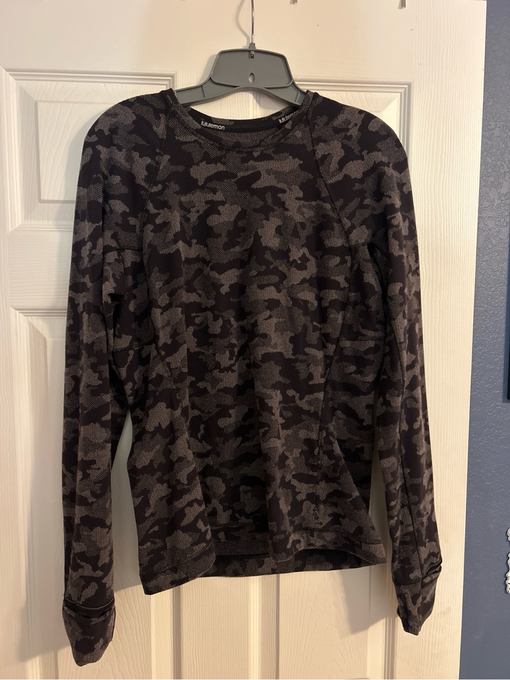 lululemon athletica Men's Black & Dark Gray Camo Long-Sleeve Shirt